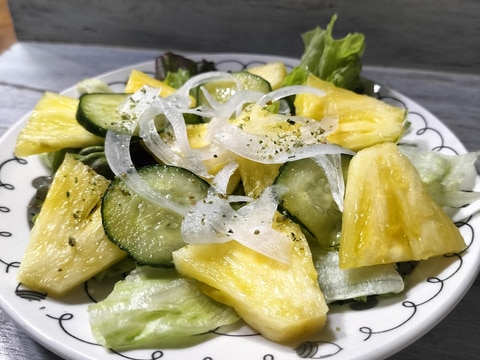 パイナップルと新玉の甘酸っぱいサラダ